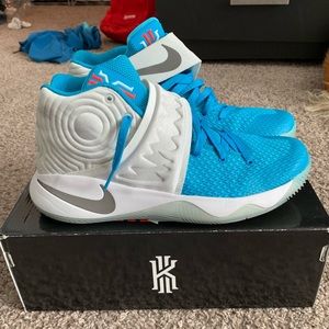 Nike Kyrie 2 “Christmas”